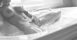 hotbabesbathing:  Sexy babes bathing 