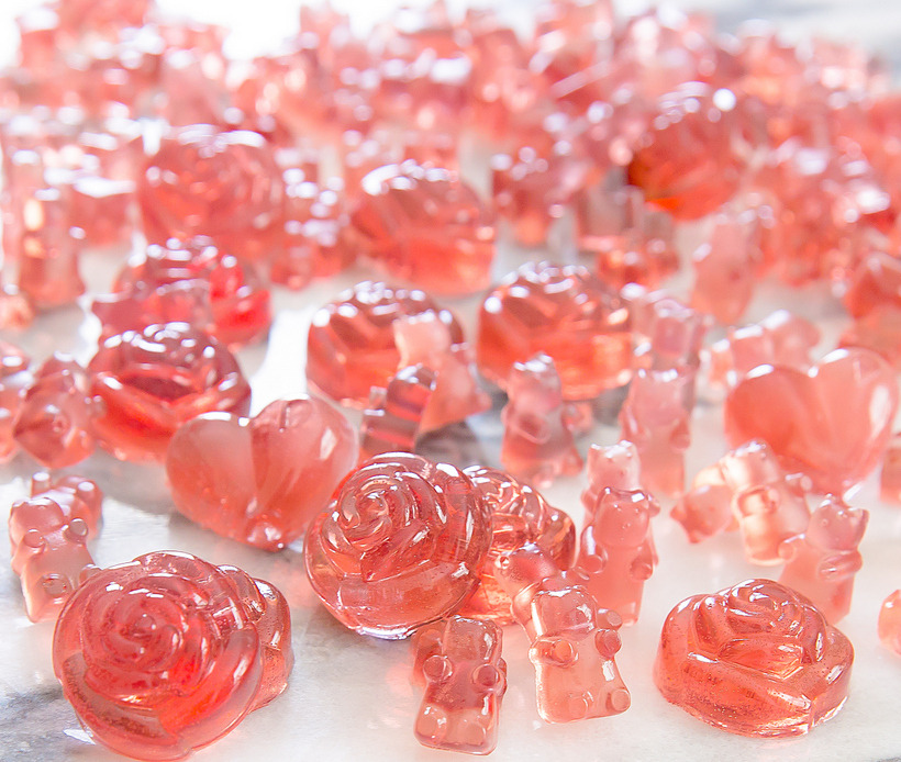 pomegranateandivy: delightful-mouthful:   Rosé Champagne Gummy Bears  This is the