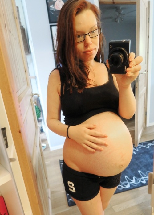 stonerpregnantlover:bellylove577:Another cutie who got really big!!Cutie!!!