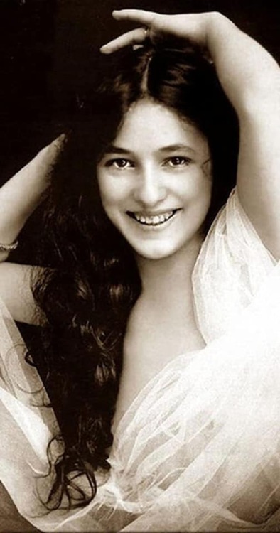 Evelyn Nesbithttps://painted-face.com/