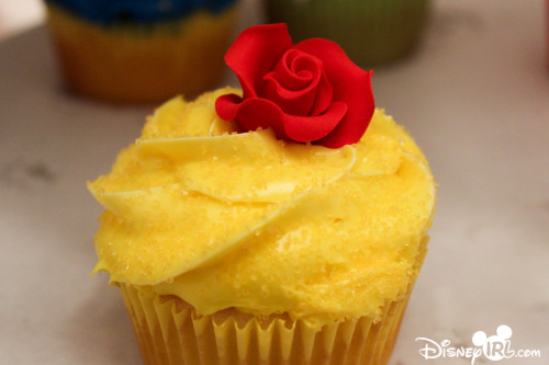 thepirateandthepixie:  Even cupcakes like to disneybound ;) 