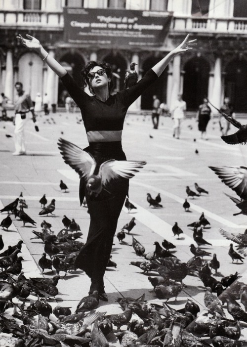 sendommager:Vogue Italia October 1994Monica Bellucci photographed by Walter Chin