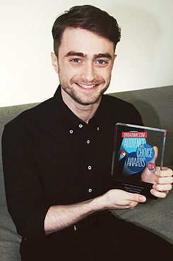 isaidnopeeking:  Daniel Radcliffe wins ‘Favorite Leading Actor in a Play’ Award | 2014 Broadway.com Audience Choice Awards 