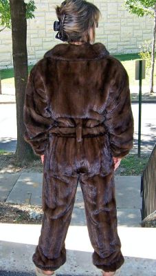 furlover617:  furlover01:  Mink Pants Suit!   I bet that’s nice and warm on cold winter nights