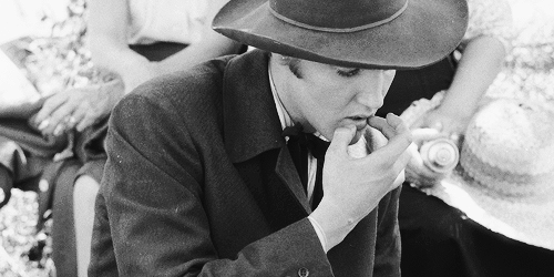 vinceveretts:  Elvis on the set of “Love Me Tender”, 1956. 