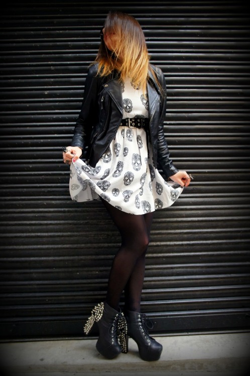 strumpfmode:  (via FashionisimaSara: Skulls dress …)