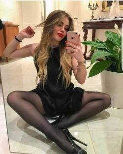 hoselfie:  ♥ we love selfies in hose ♥