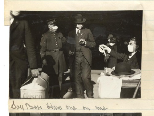 memoriastoica:&ldquo;Say Boss, Have One on Me&rdquo;Waiting in line for flu masks.Flu epidemic of 1918; San Francisco.