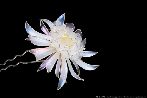 Breathtaking gekka bijin (litt. “beauty in the moonlight”) kanzashi by Sakae + real life flower pict