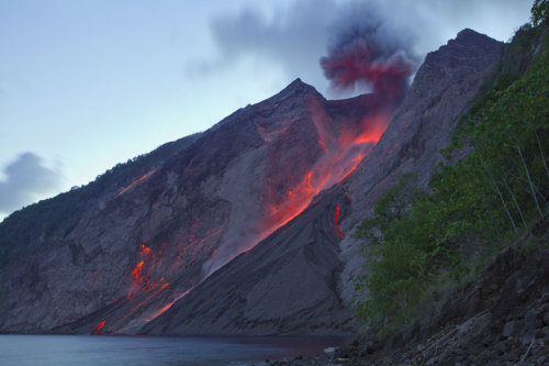 yetris:About 20 seconds after a stronger explosion on the evening of 25 Nov, lava bombs have mostly landed and start sli