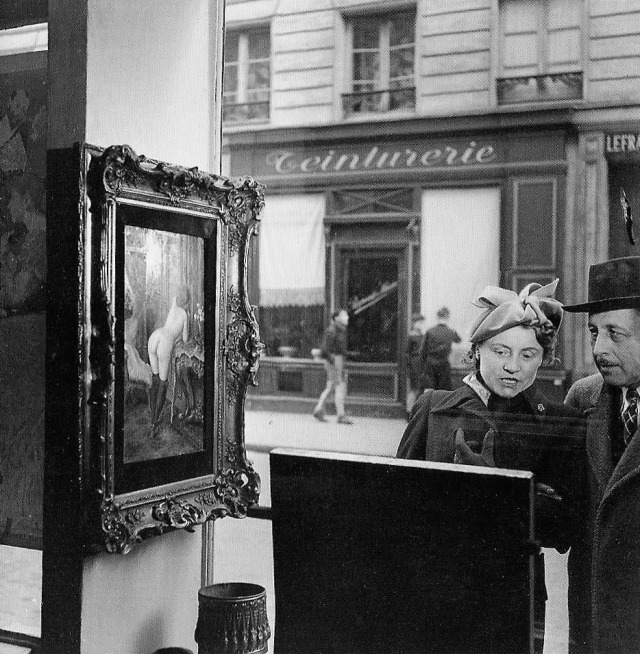 Robert Doisneau. Looking sideways, in front of Romi&rsquo;s boutique on rue de Seine, Paris 6th, 1948.
