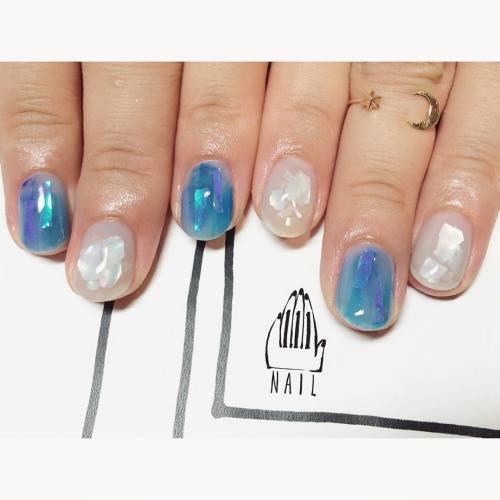 yuka-nakajima: 深海の様に深いブルー⚪️○✨ #nail#art#nailart#ネイル#ネイルアート#深海#sea#summer#blue#shell#aurora#nuance#ショ