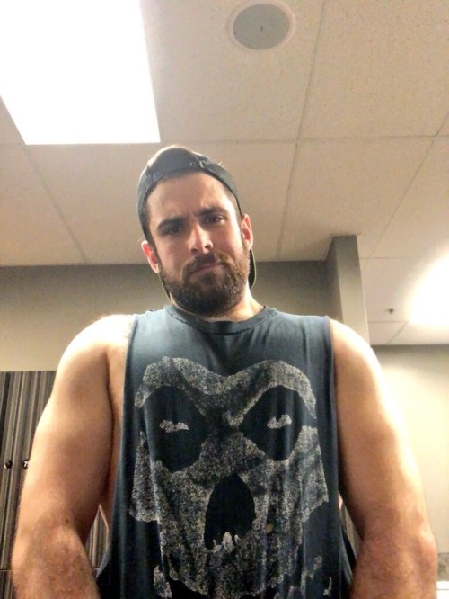 restlesspornblog: “Gym progress photos” AKA it’s 3 on a Saturday so the gym is emp