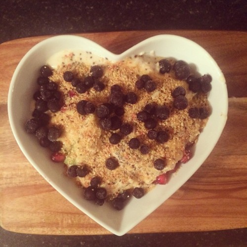 #porridge #breakfast #oats #pomegranate #berries #kiwi #coconut #milk #chia #goji #milledlinseed #za