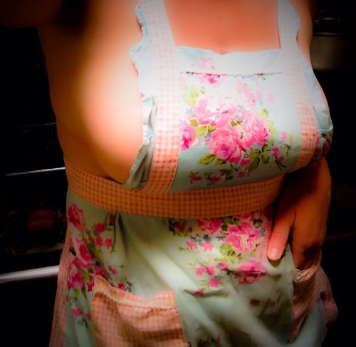 suppleapple:  Appropriate House Wife Attire porn pictures