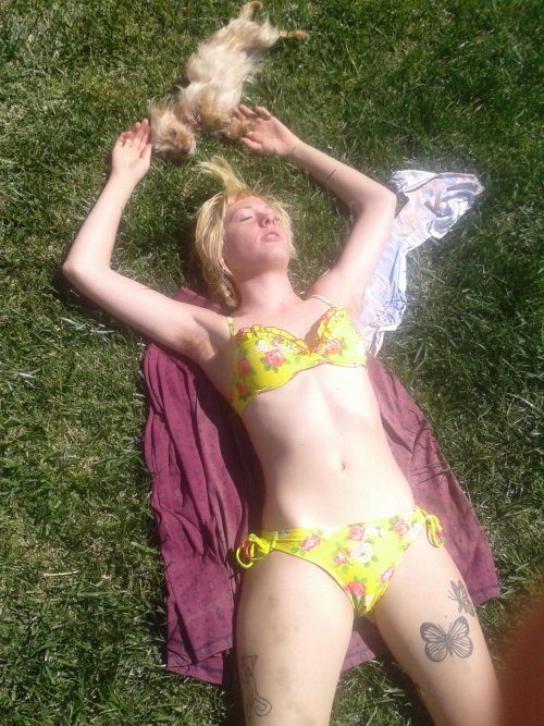 sadsleeping:  Soaking up den Cali sun rays with dat lil Bella pup   I would get hard if I see her like this