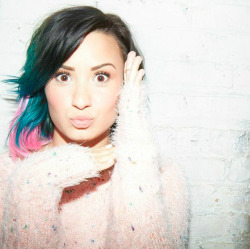 dlovato-news:  ddlovato: Check out my hair