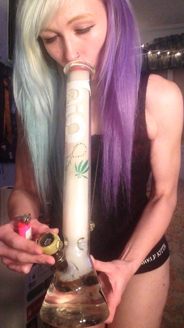 purplekyleekush:  Feel like shit today, so I plan to get high all day long