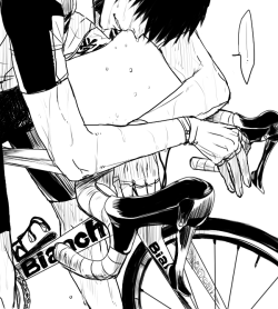 tori-kara:  ロードバイクはハンドル部分とかその下のフレーム部分とか難しい所多すぎて兄のキャノンデールと睨めっこしつつビアンキのカタログ見て描いたけどやっぱり何か違うものになってしまう(全部手で隠れたんですけど…)…そして普通にヘルメット忘れてました……
