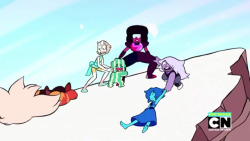 mintsdorkcove:  excuse me why is no one talking about this  Pearl:Oh fuck.Welp,shes dead.