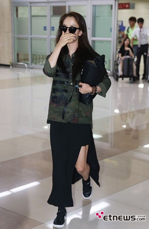 mongji-fan: 160617 Gimpo Airport - Song JiHyo from BeijingCr: etnews, bnt news, yulesohu