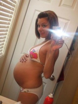 pregnantnude:  Pregnant Nudes  This so looks like my friend who has just had a little girl!!  Don&rsquo;t think it is her though :(