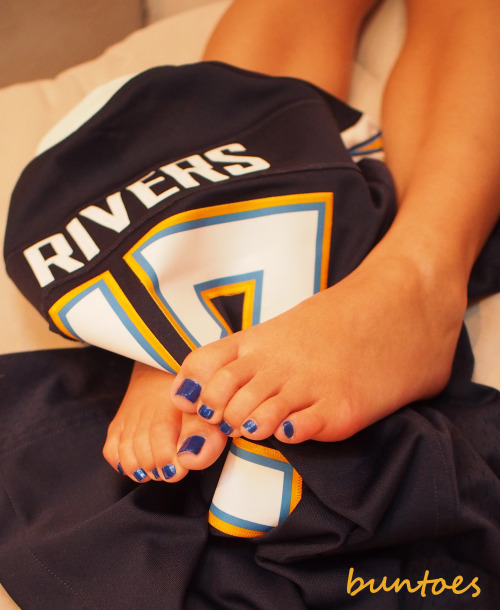 buntoes:  fade to black…last ever game as a san diego charger – R.I.P my team. (and please remember to these size 5′s responsibly ;p)