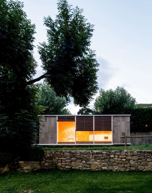keepingitneutral: Weekend hut in Isòvol, Girona, Spain, The outermost layer presents a 60×60mm tubul