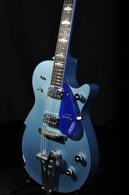 guitarlust:  Gretsch Custom Shop Penguin in Ice Blue, Masterbuilt by Stephen Stern - STRAIGHT INTO THE TOP 10.