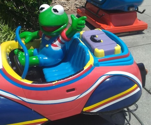 faline-cat444:Two different versions of a Baby Kermit ride,both out of order