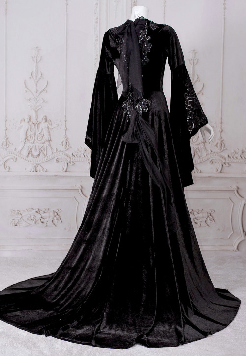 Wulgaria ‘Black Velvet’ Wedding Gown [x]
