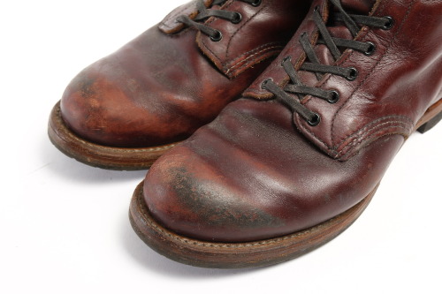 red-wing-shoes-taiwan:  Red Wing - Classic Dress, Beckman Boot, Round Toe #9011 in Black Cherry “Featherstone” Leather. 此鞋款是以Red Wing Shoe Company創始人Charles Beckman的姓氏為名。經典的外型與公司於20世紀初的鞋款設計相同。在那一個年代，工作靴大底亦是使用皮革製作，與今日的禮服鞋相似。且當時的日常及正式穿著也多是帶有筒高的靴款，所以Beckman