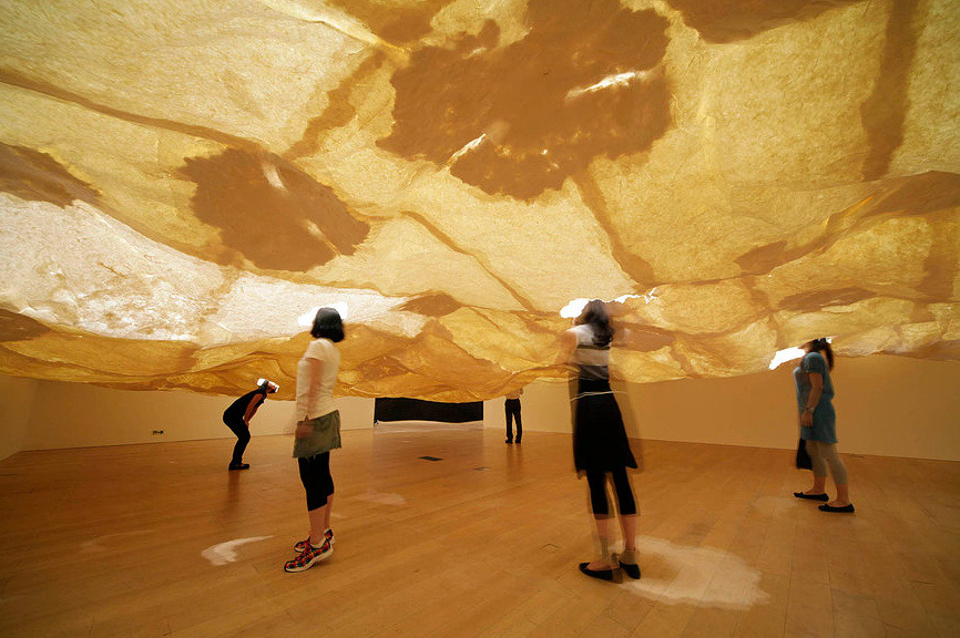 fer1972:  A Forest made of Washi Paper by Takashi Kuribayashi  Que loco! O.o