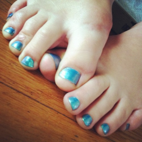 justmyfeet:^_^ #toes #toespread #sexytoes #prettytoes #cutetoes #paintedtoes #bluetoes #greentoes #p