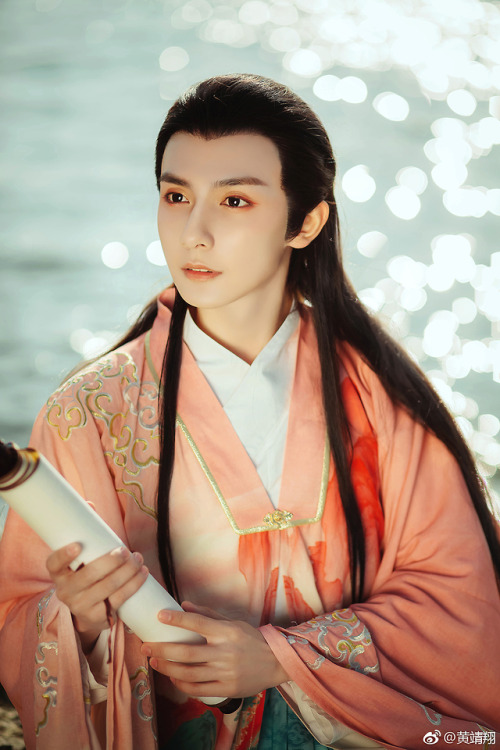 mode: 黄靖翔 photographer: @另一个从暮 hair and makeup: @M-STUDIO小六老师 hanfu:   @衔泥小筑汉服 ‘s collaboration with