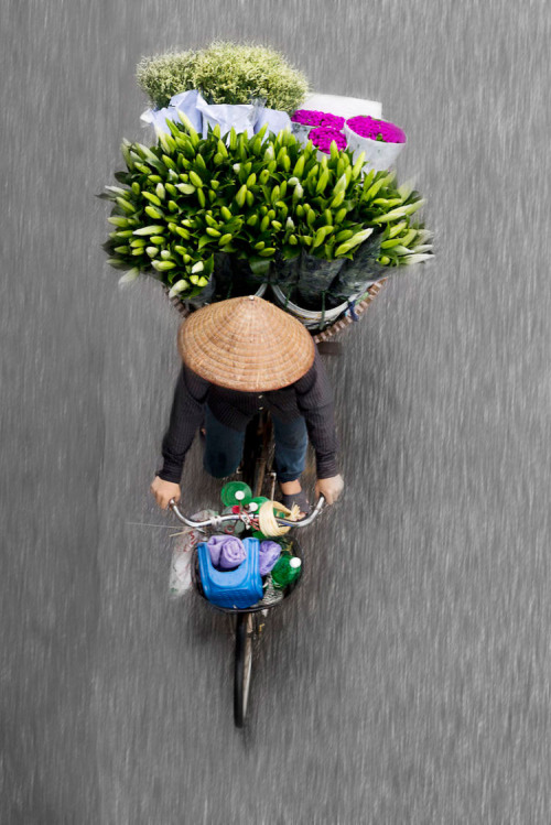 retrovelocycling: thingstolovefor:  Vibrant Overhead Portraits of Vietnamese Street Vendors by Photo