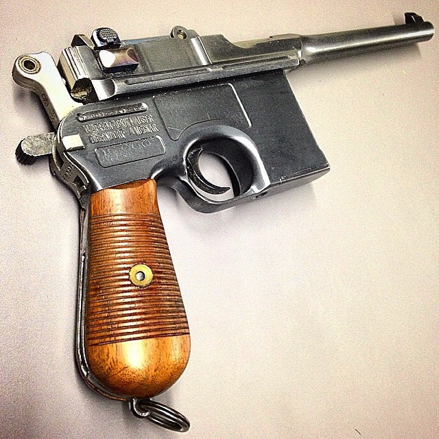 gunsdaily:  @illmanneredgunrunner707 A stunning Mauser C96 7.63x25 Broomhandle.