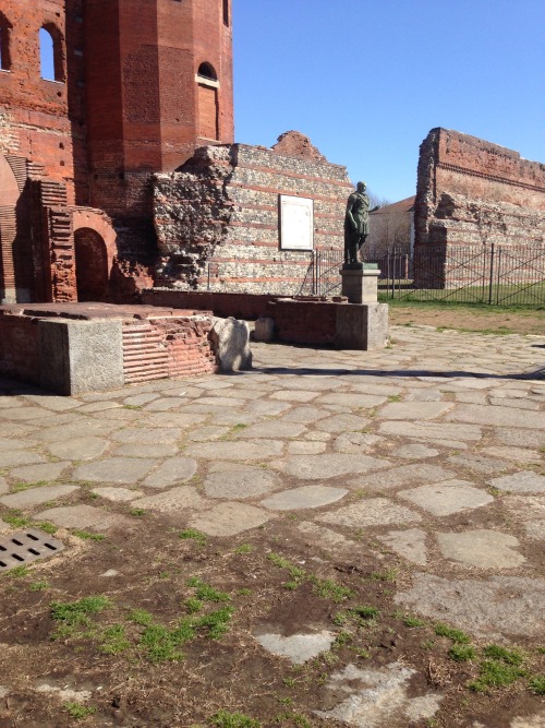 chelidon:roamin’ through the ruins