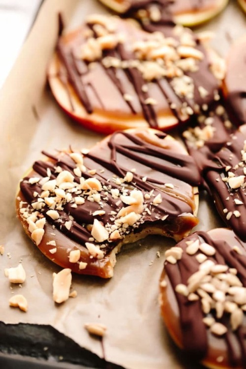 foodffs: Vegan Chocolaty Caramel Apple Slices Really nice recipes. Every hour. Show me what you cook