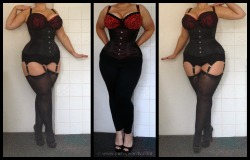 killerkurves:  curvywordy:  Orchard Corset