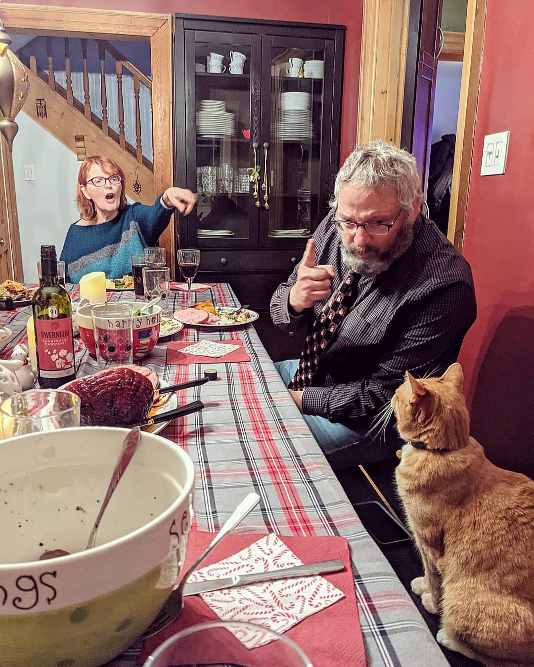 officialqueer:krawdad:officialqueer:officialqueer:This photo of my brother’s cat trying to jump on the dinner table at Christmas feels like a Normal Rockwell painting.He just wants to be included!!(He’s got an Insta btw).This is so funny,