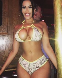 dj-bibbs:  Bunnie Barreras   http://dj-bibbs.tumblr.com/ 