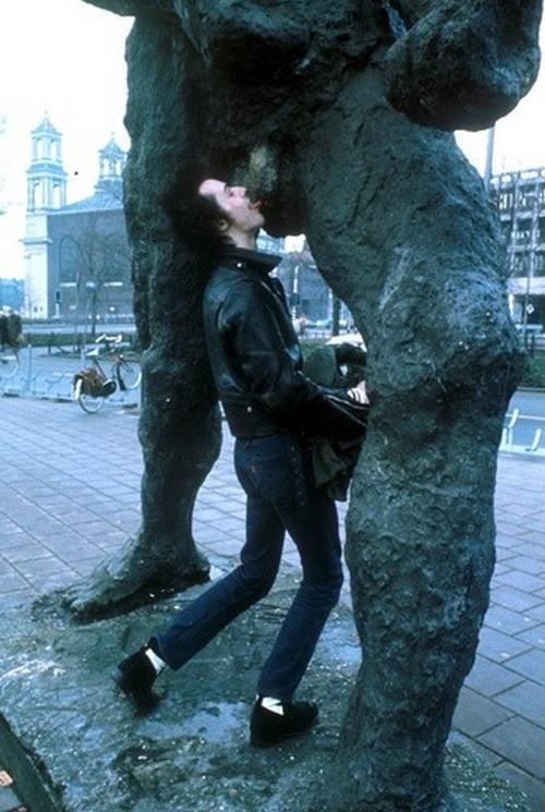 sexvicioussid:Amsterdam, Netherlands, December 13th, 1977. This is Sid Vicious’ legacy. Lickin