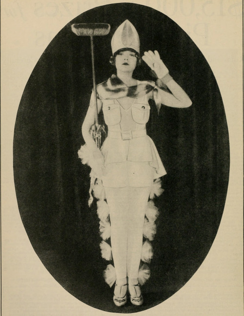 Lois Wilson, 1927Caption reads: «Lois Wilson still stands for cleaner pictures. She is all dressed u