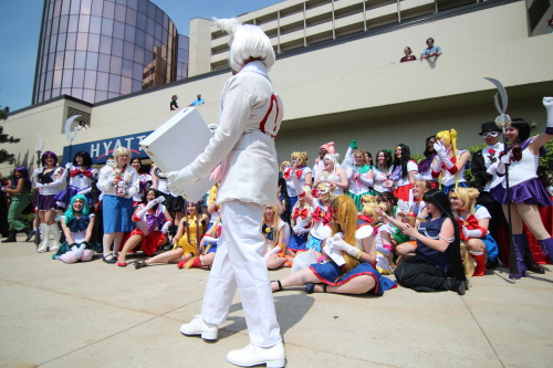 caffeinatedcrafting: Kyubey crashes the ACEN Sailor Moon photoshoot. This was a really fun ~20 secon