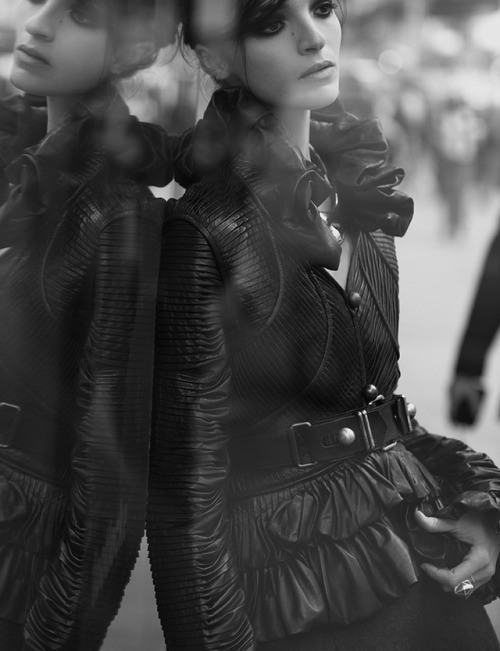 lelaid:Mariacarla Boscono in Urban Chic for Harper’s Bazaar, November 2008Shot by Peter LindberghSty