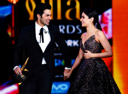 princessbhatt:Varun Dhawan presents Alia Bhatt with the award for Best Actress for her role in Udta 