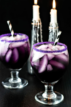 foodffs: Purple People Eater Cocktail! A tasty (and creepy!) cocktail that get’s it’s purple hue from blue curacao, grenadine, and cranberry juice. GET THE RECIPE: http://homemadehooplah.com/recipes/purple-people-eater-cocktail/ 