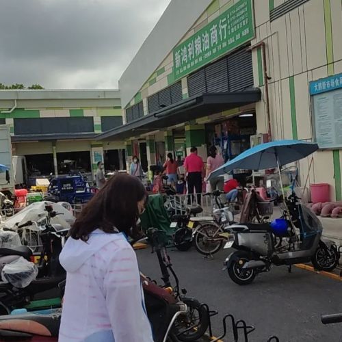 Emily is in her element at Dapeng&rsquo;s morning market.#walkingwithemily #emilytjandra #gracec