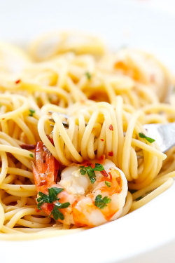 everythingwithwasabi:  Spaghetti Alio e Olio with Shrimp